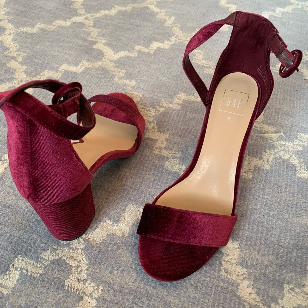 Gap Velvet straps sandals size 8